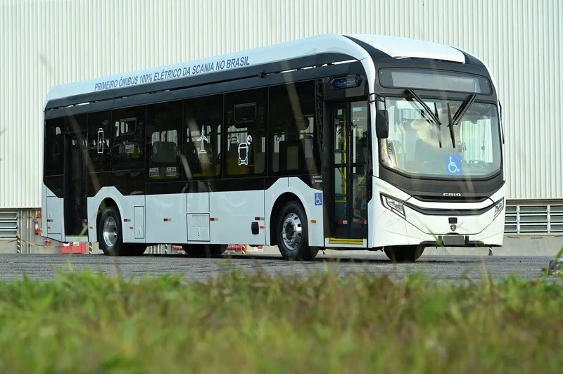 Scania lança primeiro ônibus elétrico 100 da marca e novo painel