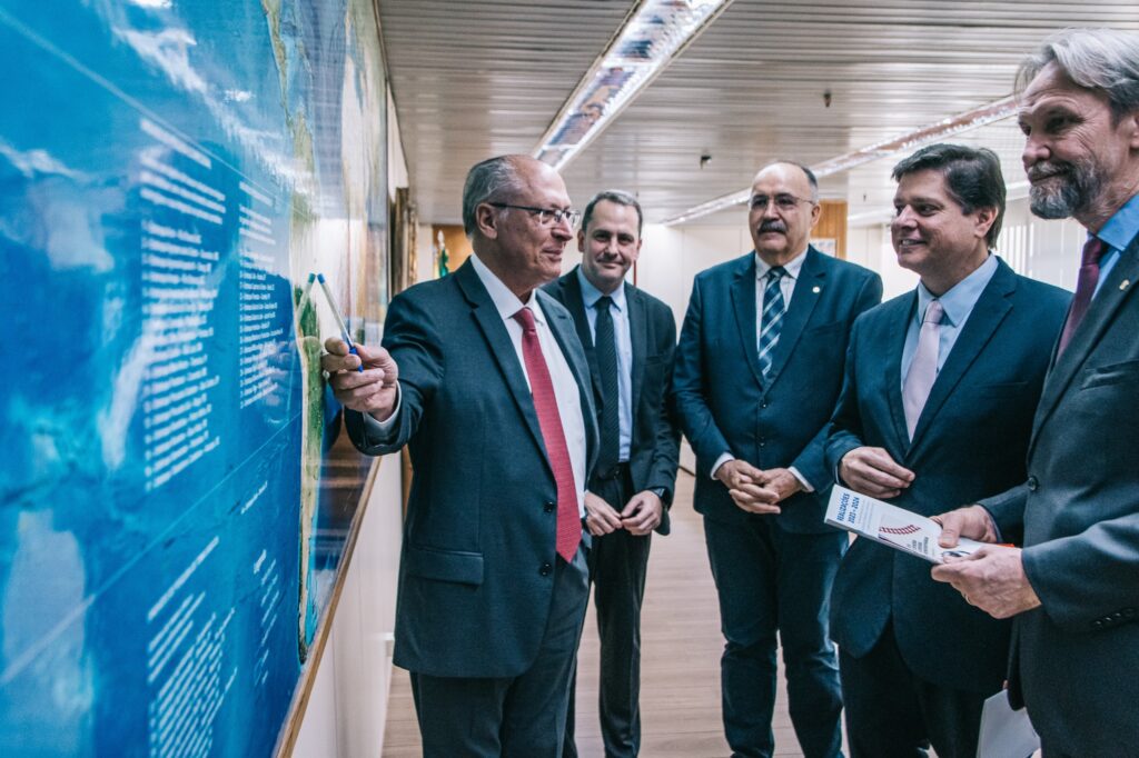 Presidente em exercício, Geraldo Alckmin, recebe Frente Parlamentar para o Fortalecimento da Indústria Ferroviária Brasileira